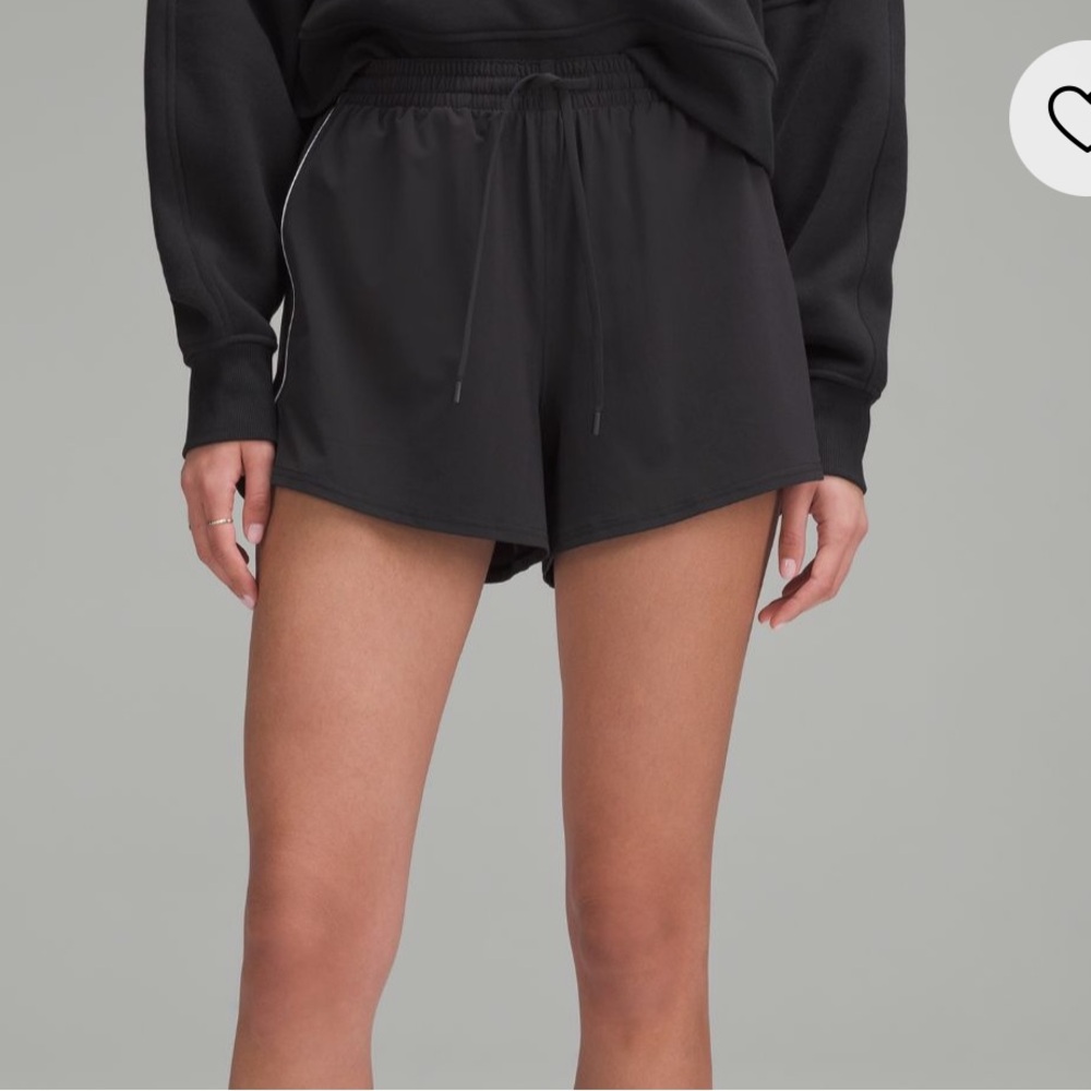 Lululemon lightweight high rise relaxed short 3”